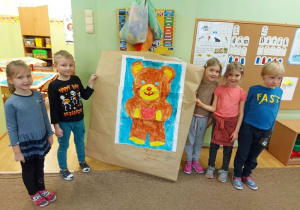 Zdjęcie przedstawia dzieci z grupy 4 z wykonaną pracą plastyczną - ,,Miś"
